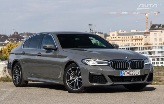 BMW Rad 5 530d mHEV xDrive A/T, 210kW (2022) / AJ NA SPLÁTKY / PROTIÚČET / 2022 šedá