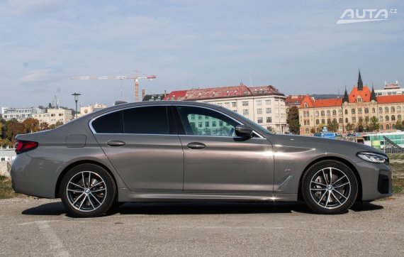 BMW Rad 5 530d mHEV xDrive A/T, 210kW (2022) / AJ NA SPLÁTKY / PROTIÚČET / 2022 šedá