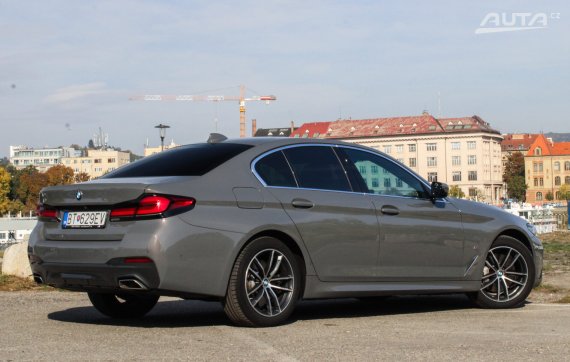 BMW Rad 5 530d mHEV xDrive A/T, 210kW (2022) / AJ NA SPLÁTKY / PROTIÚČET / 2022 šedá