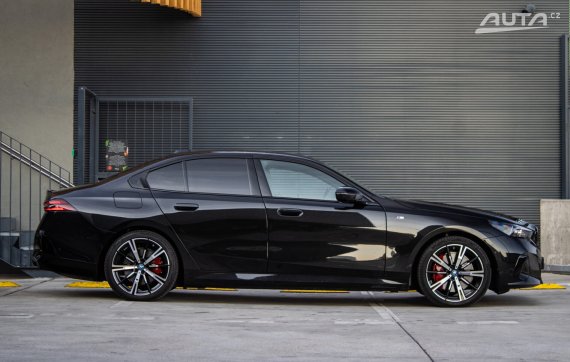 BMW i5 eDrive40 M Sport, 250kW, 5d. / AJ NA SPLÁTKY / PROTIÚČET / 2025 černá