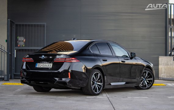 BMW i5 eDrive40 M Sport, 250kW, 5d. / AJ NA SPLÁTKY / PROTIÚČET / 2025 černá