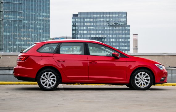 Seat Leon ST 1.4 TSI 92kW MT/6 2015 / AJ NA SPLÁTKY / PROTIÚČET 2015 červená