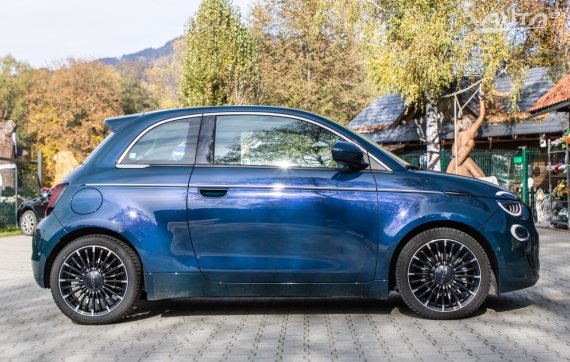 Fiat 500e la Prima 87kW 2022 / AJ NA SPLÁTKY / PRTIÚČET 2022 zelená