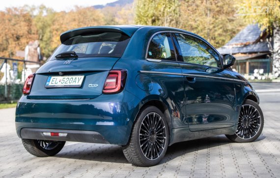Fiat 500e la Prima 87kW 2022 / AJ NA SPLÁTKY / PRTIÚČET 2022 zelená