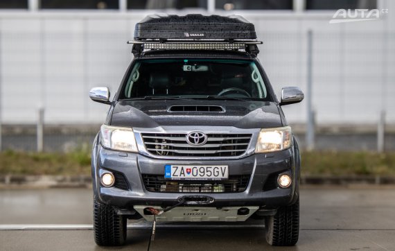 Toyota Hilux 2.5 I D-D4 106kW AWD MT/5 2015 / AJ NA SPLÁTKY / PROTIÚČET 2015 šedá
