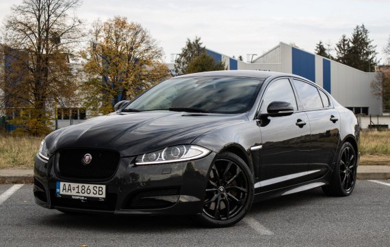 Jaguar XF 3.0 V6 Supercharged A/T, 250kW (2014) / AJ NA SPLÁTKY / PROTIÚČET / 2014 - hlavní pohled