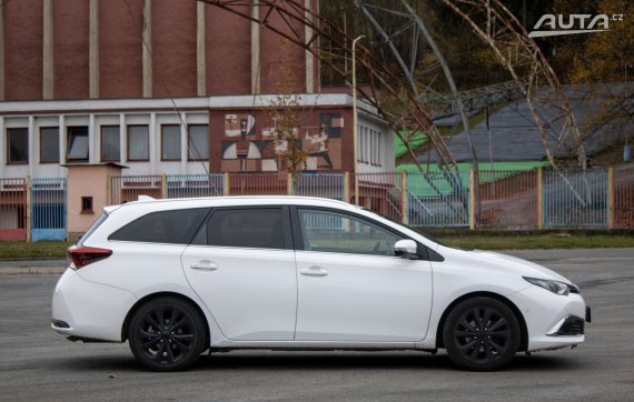 Toyota Auris Touring Sports 1.6 D-4D Executive / 82kW / M6 / ZÁRUKA / AJ NA SPLÁTKY / PROTIÚČET 2016 bílá