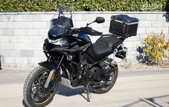 CFMoto MT 800 Explore 2025 RWD / AJ NA SPLÁTKY / PROTIÚČET 2025 - hlavní pohled