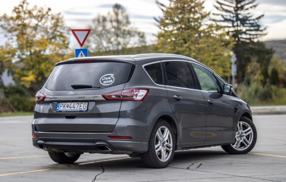 Ford S-Max 2.0 TDCi Duratorq Titanium 132kW AT/6 2017 / AJ NA SPLÁTKY / PROTIÚČET 2017 šedá