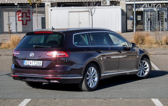 Volkswagen Passat Variant 2.0 TDI Highline 4MOTION DSG / 140kW / A6 / ZÁRUKA / AJ NA SPLÁTKY / 2015 červená