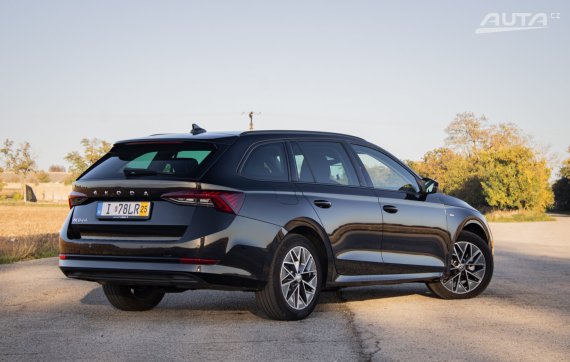Škoda Octavia Combi IV 2.0 TDI SCR Tour DSG, 110kW, A7 / AJ NA SPLÁTKY / PROTIÚČET / 2023 černá