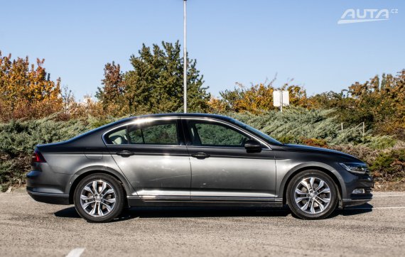 Volkswagen Passat 1.8 TSI BMT Highline 132kW AT/7 2015 / AJ NA SPLÁTKY / PROTIÚČET 2015 šedá