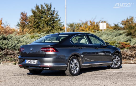 Volkswagen Passat 1.8 TSI BMT Highline 132kW AT/7 2015 / AJ NA SPLÁTKY / PROTIÚČET 2015 šedá