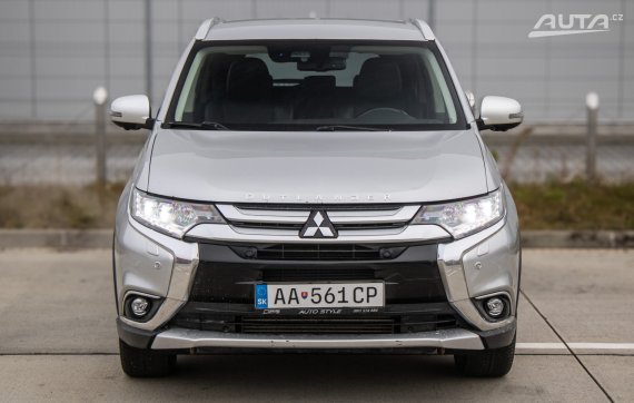Mitsubishi Outlander 110KW AT/6 2019 AWD - 7Miest / AJ NA SPLÁTKY / PROTIÚČET 2019 stříbrná metalíza