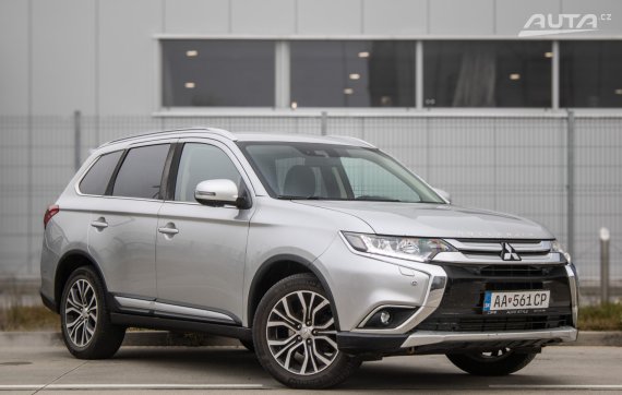 Mitsubishi Outlander 110KW AT/6 2019 AWD - 7Miest / AJ NA SPLÁTKY / PROTIÚČET 2019 stříbrná metalíza