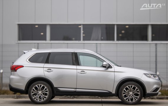 Mitsubishi Outlander 110KW AT/6 2019 AWD - 7Miest / AJ NA SPLÁTKY / PROTIÚČET 2019 stříbrná metalíza