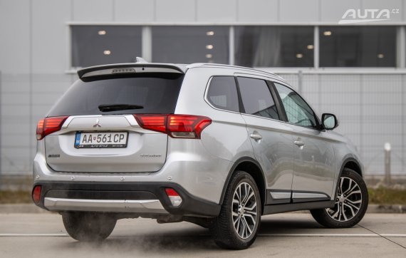 Mitsubishi Outlander 110KW AT/6 2019 AWD - 7Miest / AJ NA SPLÁTKY / PROTIÚČET 2019 stříbrná metalíza