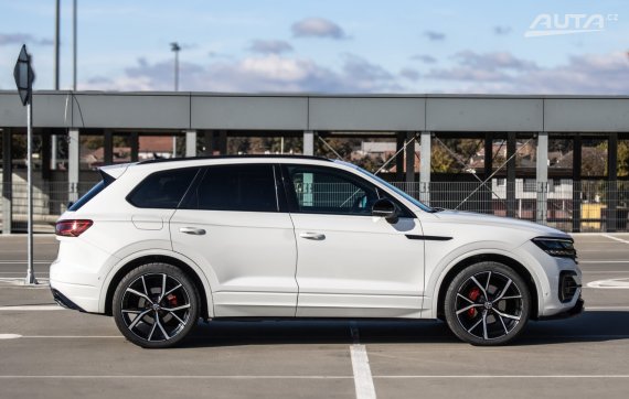 Volkswagen Touareg 3.0 V6 TDI 231 R-Line Black Style 4Motion Tiptronic / AJ NA SPLÁTKY / PROTIÚČET 2021 bílá