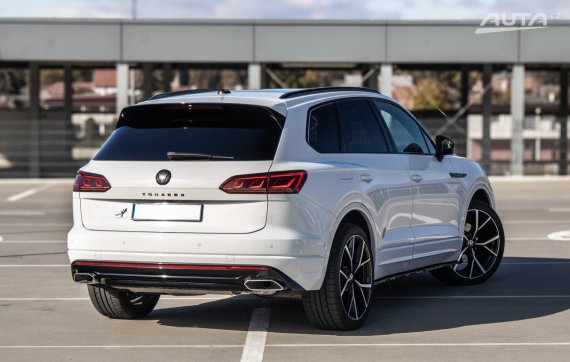 Volkswagen Touareg 3.0 V6 TDI 231 R-Line Black Style 4Motion Tiptronic / AJ NA SPLÁTKY / PROTIÚČET 2021 bílá
