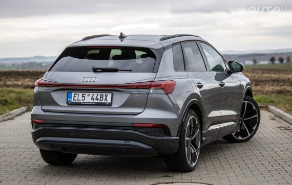 Audi Q4 35 e-tron S-Line AT/8 125kW 2022 2022 šedá