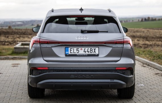 Audi Q4 35 e-tron S-Line AT/8 125kW 2022 2022 šedá