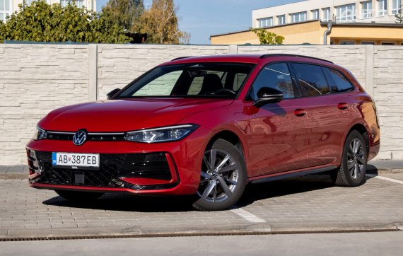 Volkswagen Passat Variant R-Line 1.5 TSI + PHEV / 110kW / A6 / ZÁRUKA / AJ NA SPLÁTKY / PROTIÚČ