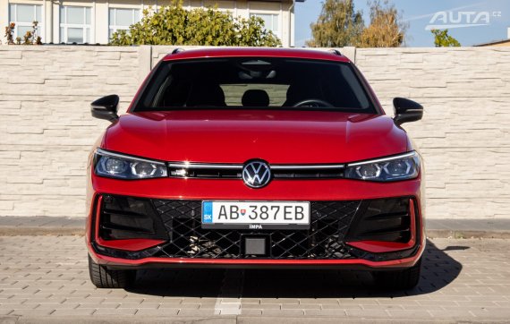 Volkswagen Passat Variant R-Line 1.5 TSI + PHEV / 110kW / A6 / ZÁRUKA / AJ NA SPLÁTKY / PROTIÚČ 2025 červená
