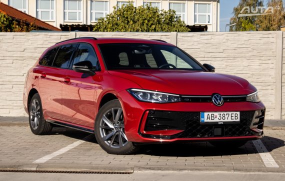 Volkswagen Passat Variant R-Line 1.5 TSI + PHEV / 110kW / A6 / ZÁRUKA / AJ NA SPLÁTKY / PROTIÚČ 2025 červená
