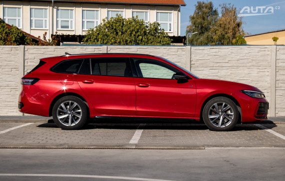 Volkswagen Passat Variant R-Line 1.5 TSI + PHEV / 110kW / A6 / ZÁRUKA / AJ NA SPLÁTKY / PROTIÚČ 2025 červená