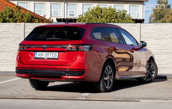 Volkswagen Passat Variant R-Line 1.5 TSI + PHEV / 110kW / A6 / ZÁRUKA / AJ NA SPLÁTKY / PROTIÚČ 2025 červená
