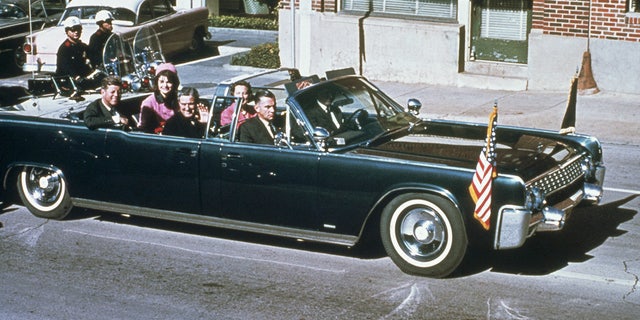 prezident Kennedy jede v Lincoln V12