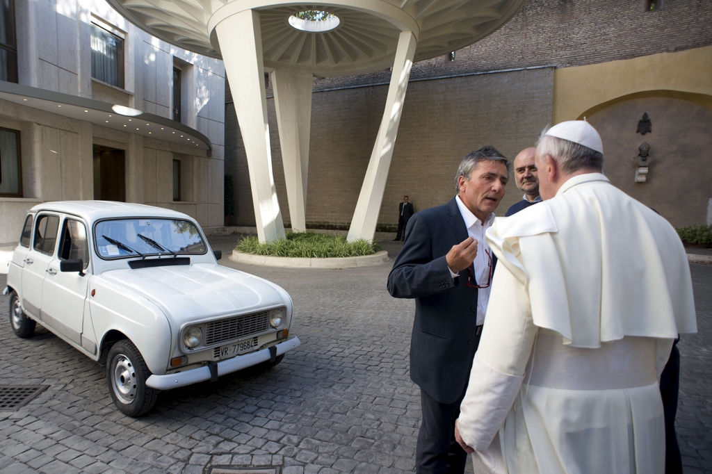 papež František přebírá Renault 4L