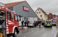 Řidič Mercedesu najel do průvodu v Německu. Mířil prý na děti