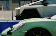 Video: Tesla Cybertruck vs. Porsche 911 Carrera